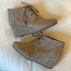 TOMS Classic Tan Suede Lace Up Ankle Wedge Bootie | Fall Bootie Size 9.5
